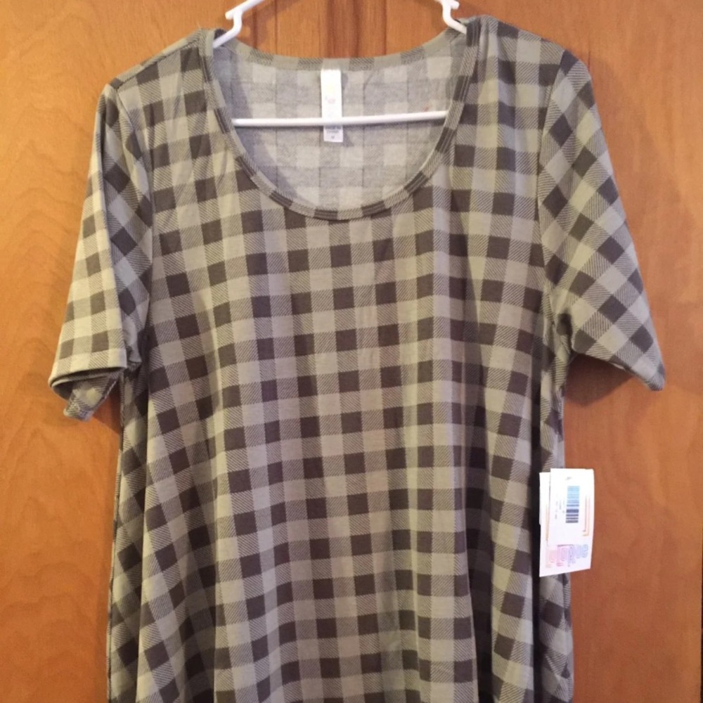 M NWT Plaid Perfect Tee